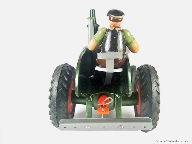 3b grosser dunkler Bulldog mit breiteren Reifen auf den originalen Berger Holzfelgen 