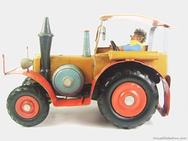 7a Nachbau eines Berger Strassenbulldogs mit Kotfluegel die Fahrerfigur ist Mecki