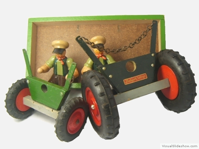 3a kleiner und grosser Langholzwagen mit Holzfelgen im Vergleich