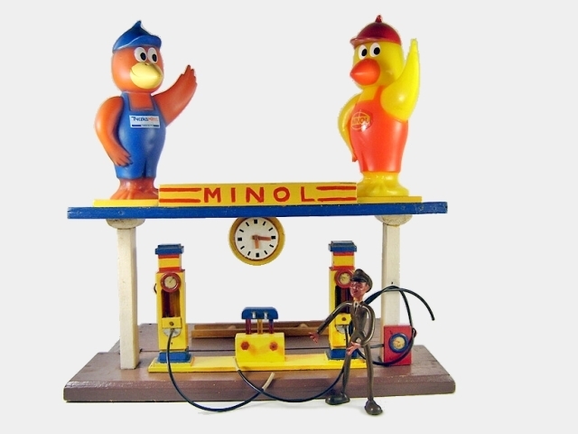 3a MINOL Tankstelle aus Holz mit zwei Masskotchen MINOL und PIROL