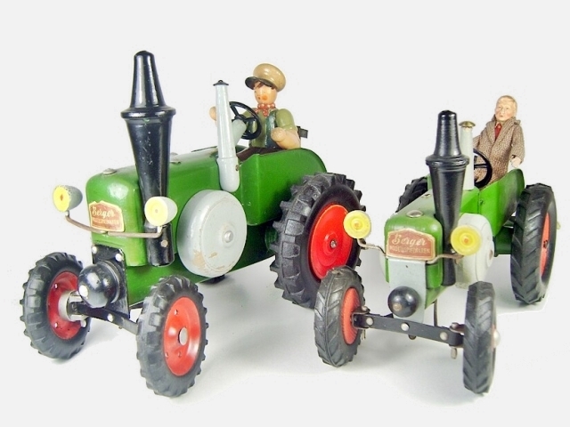 4a kleiner und grosser Bulldog mit Papieraufkleber im Vergleich