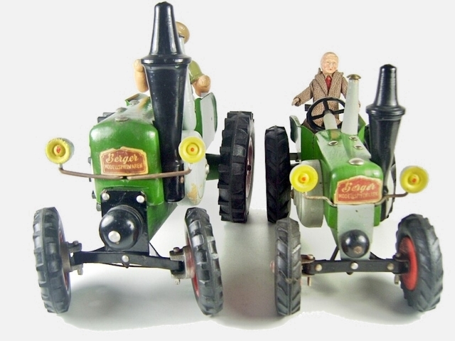 4b kleiner und grosser Bulldog mit Papieraufkleber im Vergleich